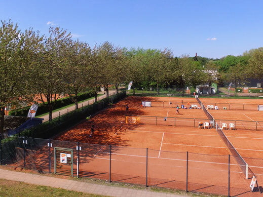 Three clay outdoor tennis courts at the tennisacademy pmtr.