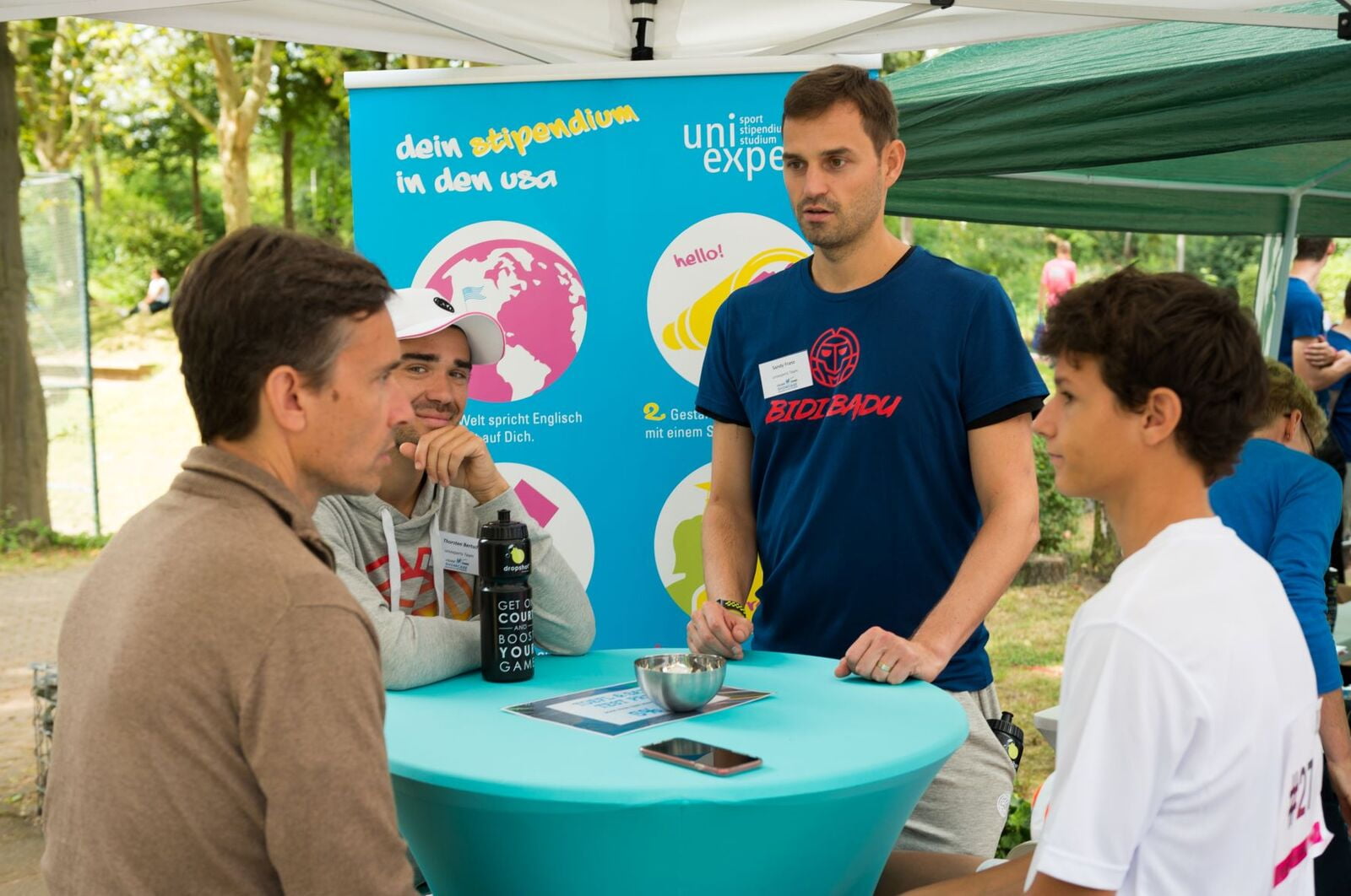 College Tennis Beratung mit uniexperts Bildungsberatern und Tennisspieler