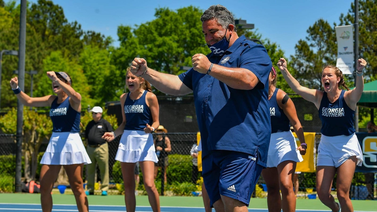 College Tennis Spieler von Oklahoma State spielt eine Slice Rückhand